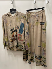 Hooded Pullover in Sassy & Queen Print by Inoah