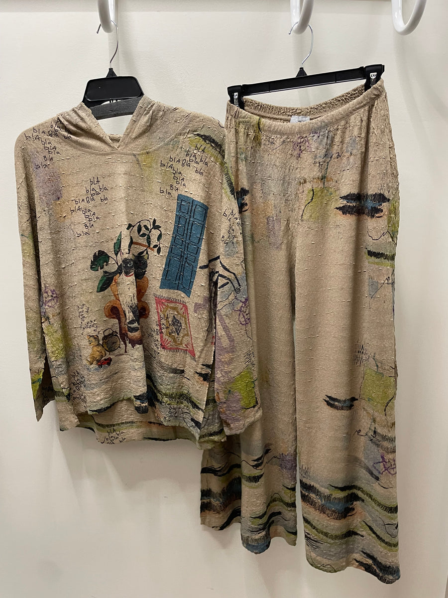 Hooded Pullover in Sassy & Queen Print by Inoah