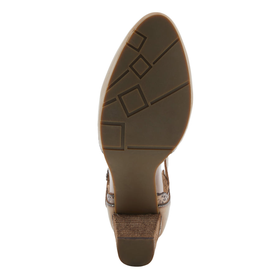 L'Artiste SayYes Closed Toe Leather Shoe